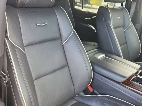 Used 2023 Cadillac Escalade ESV Premium Luxury AWD/4WD image 19