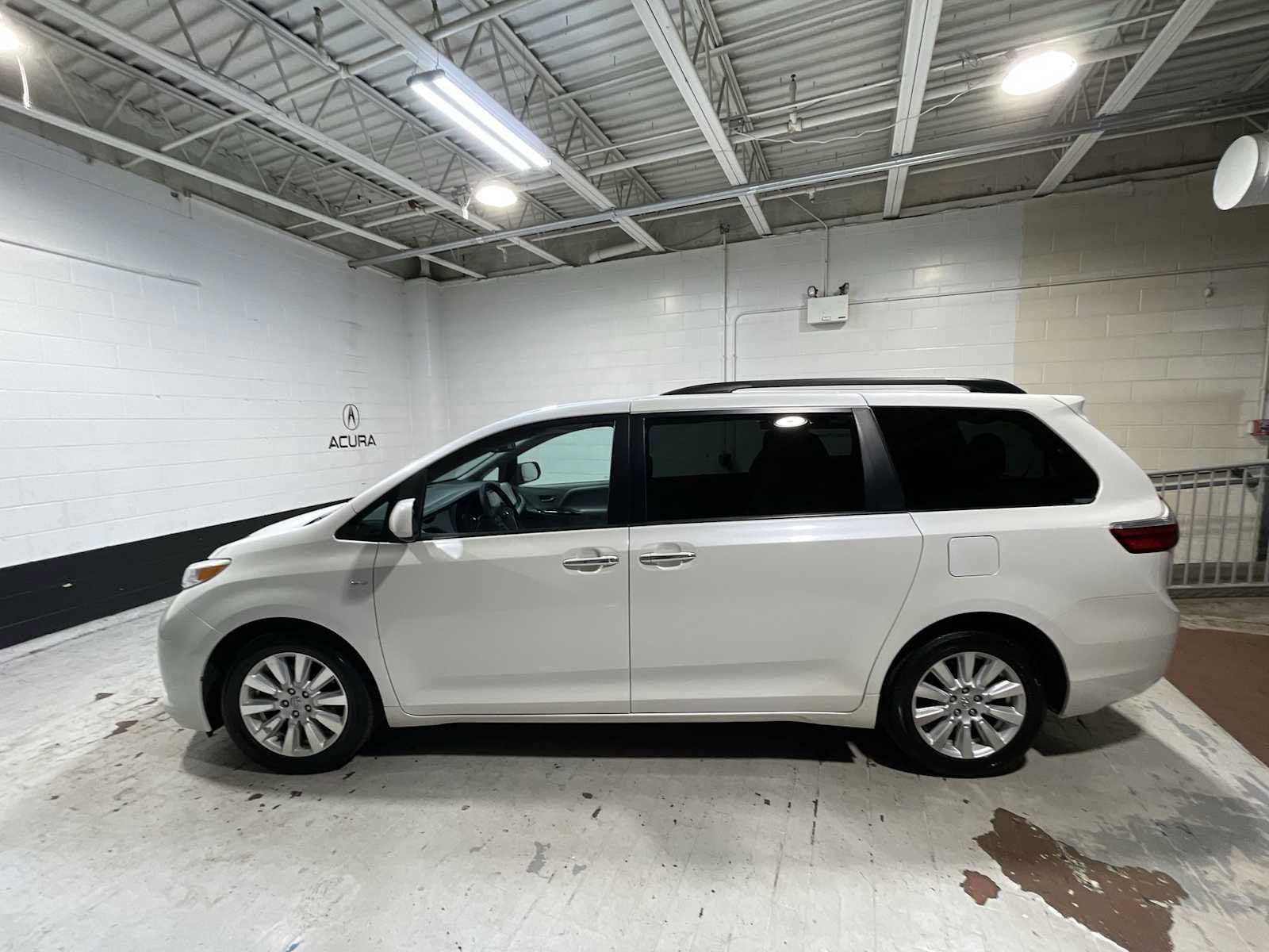 Used 2017 Toyota Sienna XLE w/ XLE Navigation Package AWD/4WD image 3