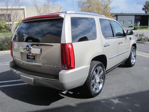 Used 2012 Cadillac Escalade Luxury image 3