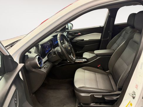 Used 2025 Chevrolet Trax LT w/ LT Convenience Package FWD image 21