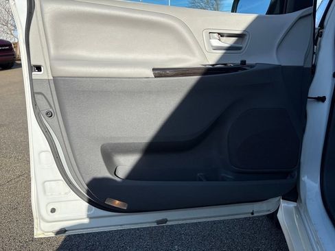 Used 2019 Toyota Sienna XLE image 10