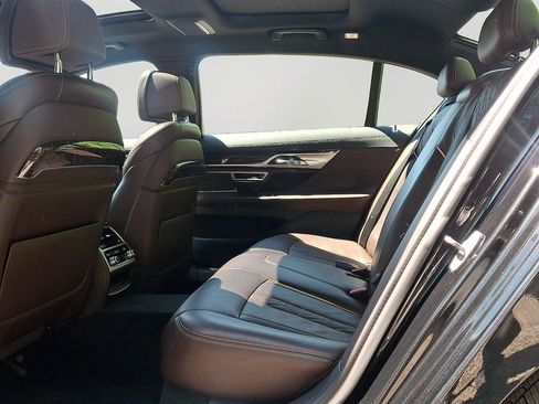 Used 2020 BMW 750i xDrive w/ M Sport Package AWD/4WD image 8