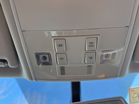 Used 2015 Volkswagen e-Golf SEL Premium image 37