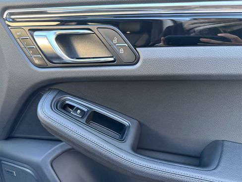 Used 2025 Porsche Macan image 20