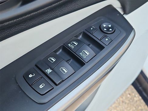 Used 2019 Jeep Cherokee Limited image 28