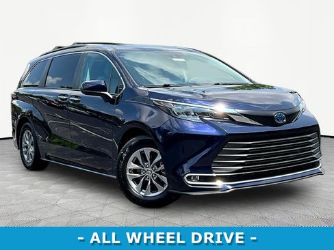 Used 2024 Toyota Sienna XLE AWD/4WD image 3