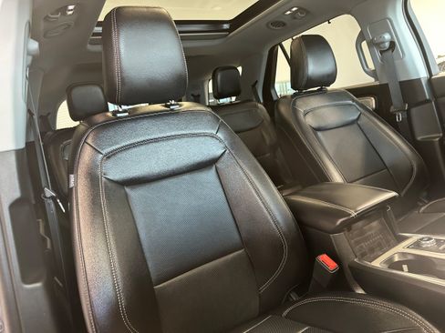 Used 2024 Ford Explorer Limited w/ Limited Technology Package AWD/4WD image 18