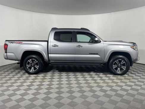 Used 2019 Toyota Tacoma TRD Sport w/ Technology Package image 5