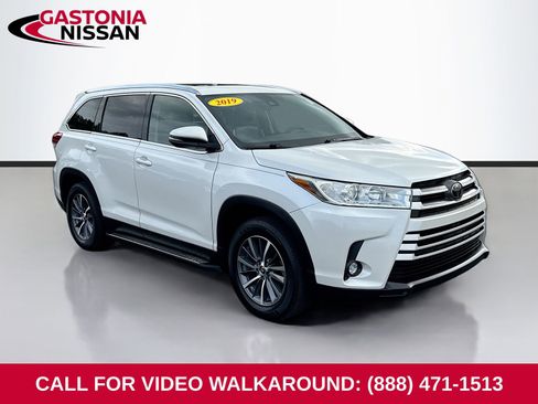 Used 2019 Toyota Highlander XLE FWD image 1
