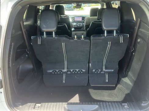 Used 2025 Chrysler Pacifica Limited FWD image 27