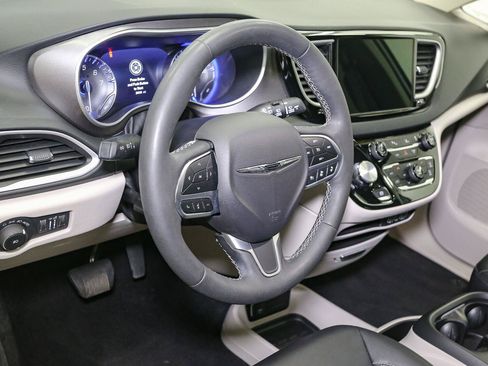 Used 2024 Chrysler Pacifica Touring-L FWD image 20