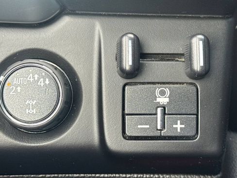 Used 2018 Chevrolet Tahoe Premier AWD/4WD image 39