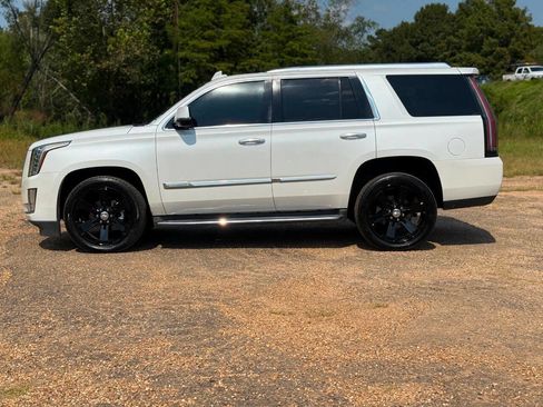 Used 2016 Cadillac Escalade Luxury image 2