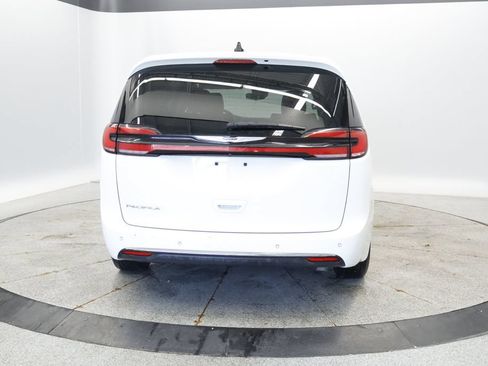 Certified 2023 Chrysler Pacifica Touring-L FWD image 4
