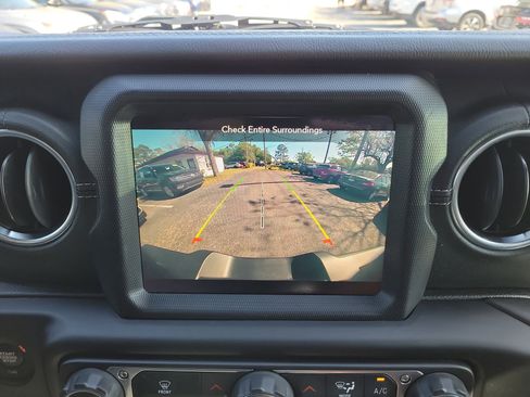 Used 2020 Jeep Wrangler Unlimited Sahara AWD/4WD image 33