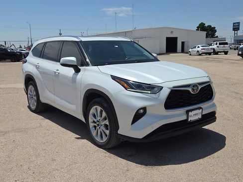 Used 2023 Toyota Highlander Limited FWD image 2