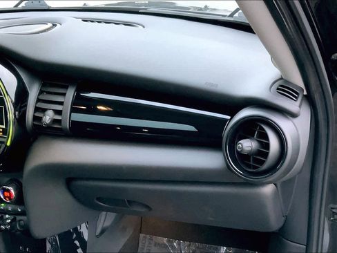 Used 2019 MINI Cooper 4-Door Hardtop w/ Premium Package image 18