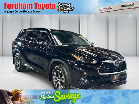 Used 2022 Toyota Highlander XLE AWD/4WD image 1