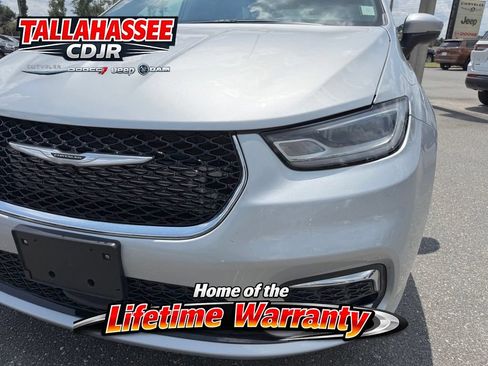 Used 2023 Chrysler Pacifica Touring-L FWD image 10