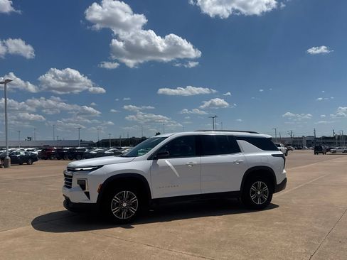 Used 2025 Chevrolet Traverse LT FWD image 12