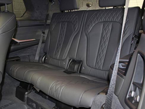 Used 2024 BMW X7 xDrive40i w/ Climate Comfort Package image 41