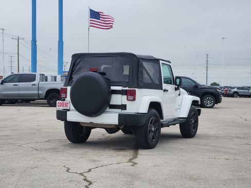 Used 2016 Jeep Wrangler Sahara w/ Connectivity Group AWD/4WD image 7