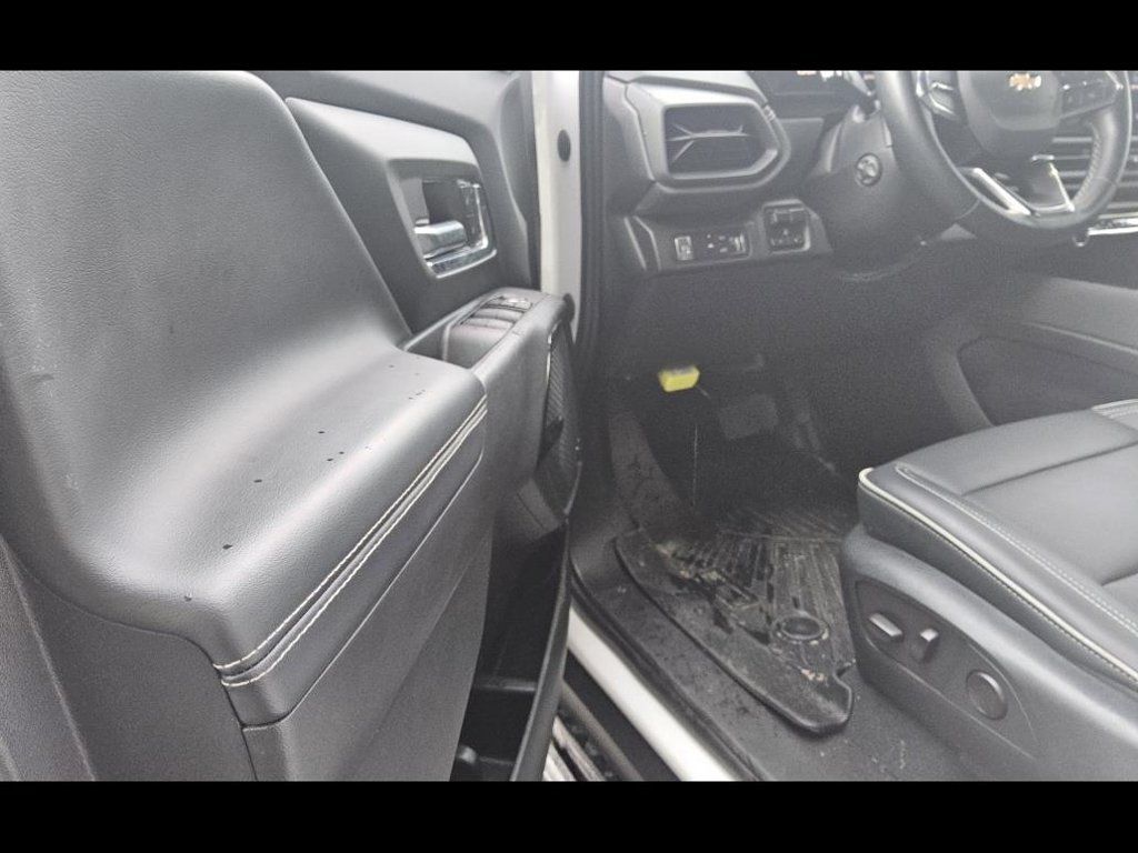 Used 2025 Chevrolet Silverado EV LT AWD/4WD image 6