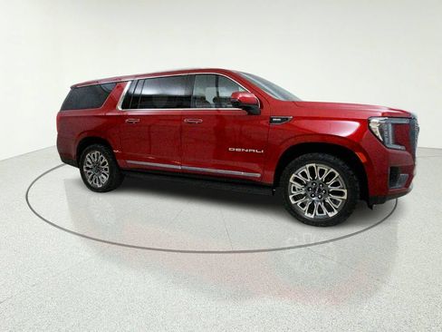 Used 2023 GMC Yukon XL Denali Ultimate AWD/4WD image 10