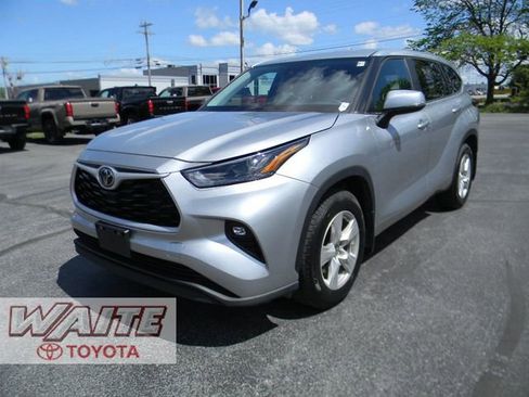Used 2023 Toyota Highlander LE AWD/4WD image 5