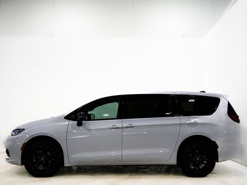 New 2026 Chrysler Pacifica Select AWD/4WD image 5