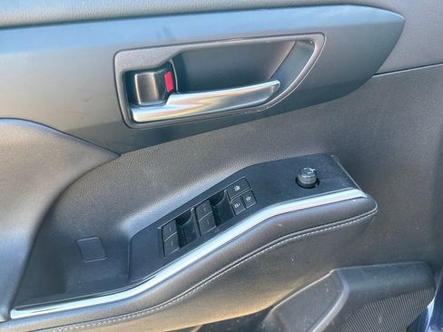 Used 2025 Toyota Highlander XLE image 36