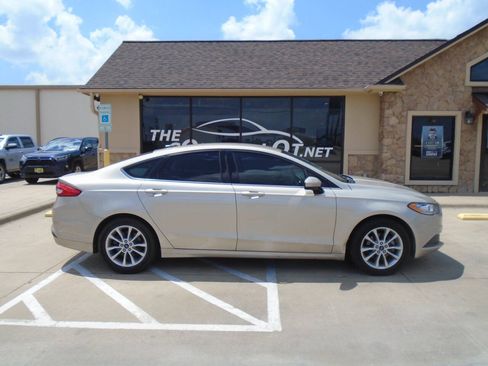 Used 2017 Ford Fusion SE FWD image 4