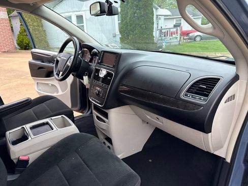 Used 2012 Chrysler Town & Country Touring FWD image 14