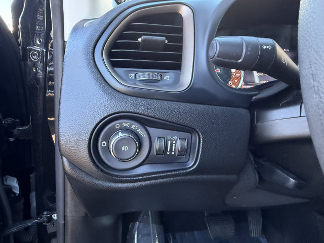 Used 2023 Jeep Renegade Latitude AWD/4WD image 19