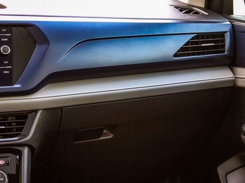 Used 2024 Volkswagen Taos SE w/ Panoramic Sunroof Package image 17