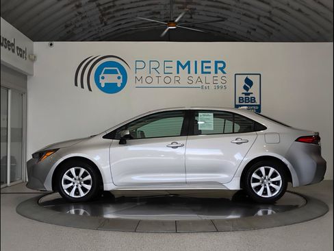 Used 2022 Toyota Corolla LE FWD image 2