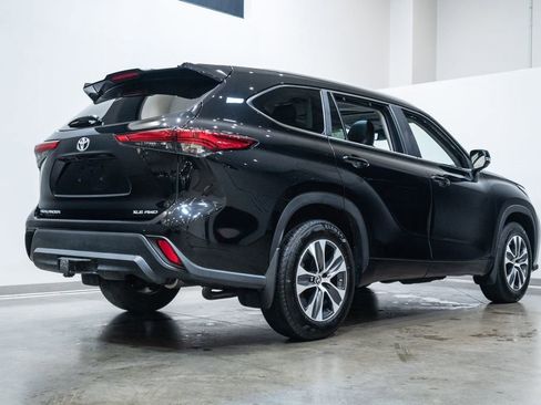 Used 2023 Toyota Highlander XLE AWD/4WD image 10