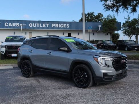 Used 2024 GMC Terrain SLE w/ Driver Convenience Package FWD image 2