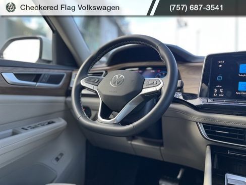Used 2025 Volkswagen Atlas SE image 31