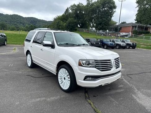 Used 2017 Lincoln Navigator Select AWD/4WD image 2