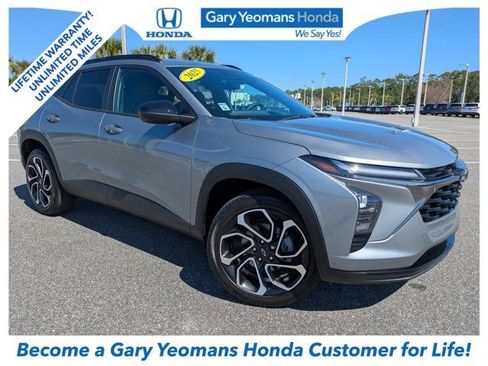 Used 2025 Chevrolet Trax RS w/ Driver Confidence Package image 1