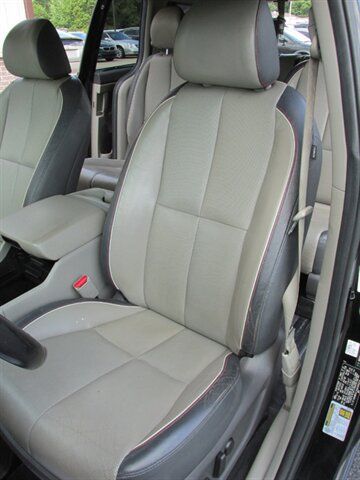 Used 2017 Kia Sedona LX w/ LX Essentials Premium Package FWD image 11