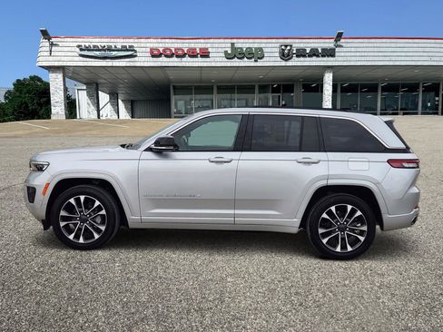 Used 2024 Jeep Grand Cherokee Overland AWD/4WD image 3