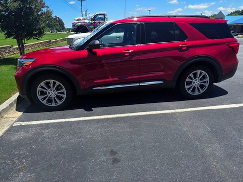 Used 2020 Ford Explorer XLT w/ Equipment Group 202A RWD image 1