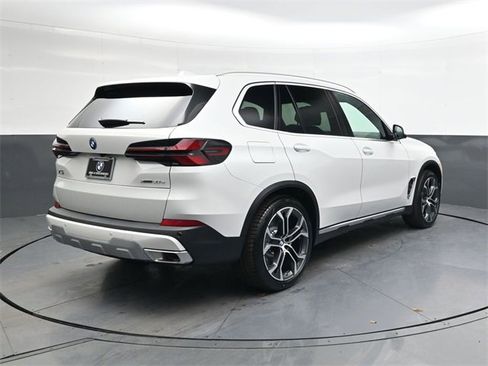 New 2026 BMW X5 xDrive50e image 4