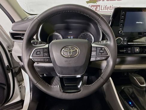 Used 2021 Toyota Highlander XLE AWD/4WD image 21