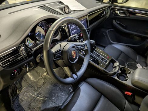 Used 2025 Porsche Macan image 4