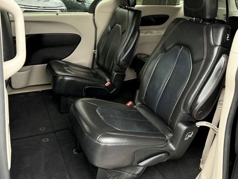 Used 2017 Chrysler Pacifica Touring-L image 14
