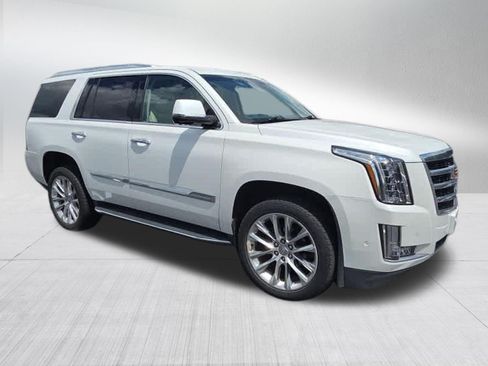 Used 2017 Cadillac Escalade Luxury AWD/4WD image 2