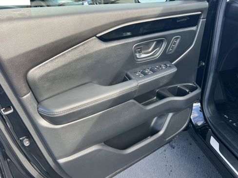 Used 2025 Honda Pilot EX-L image 6